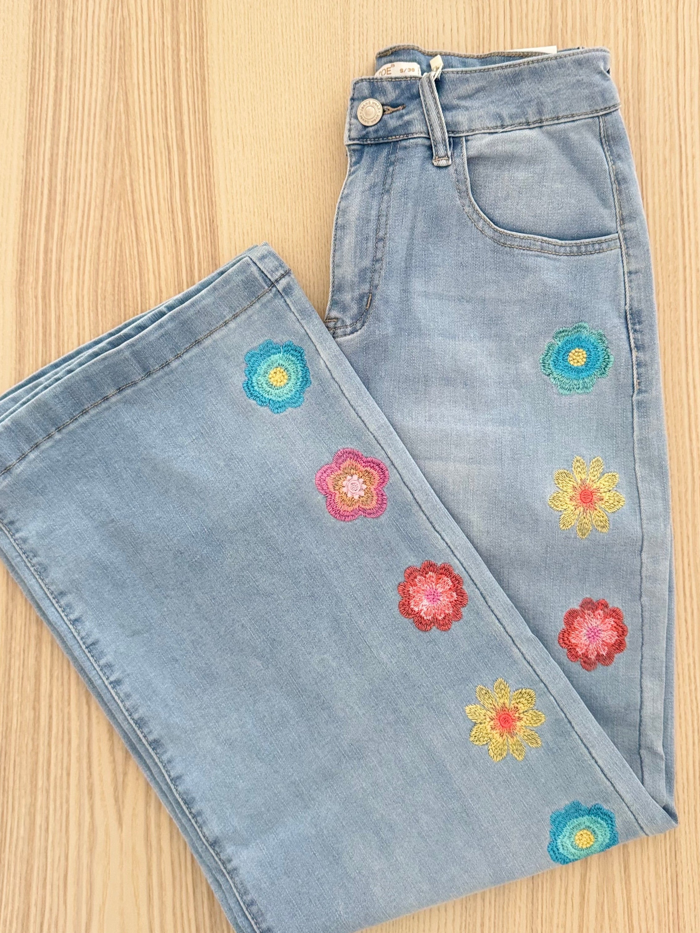 Jeans com Flores Bordadas 🌸