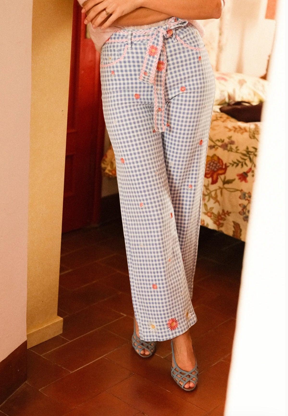 Calça Vichy Bordada com Cinto